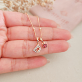 Collar Iniciales Mini Deluxe Punto de Luz Rojo Oscuro - Colección Acero