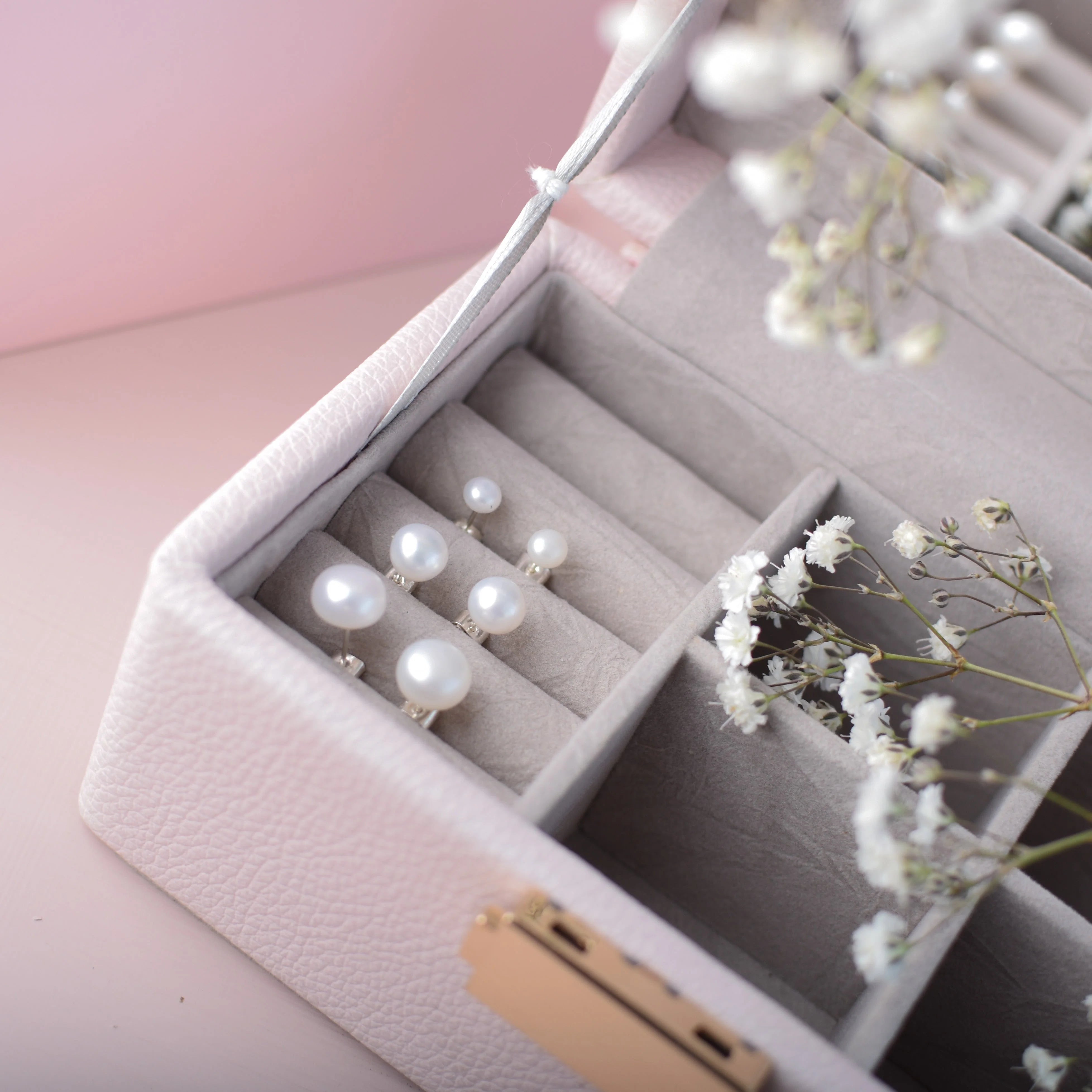 El Elegante Simbolismo de las Perlas de Río en Joyería