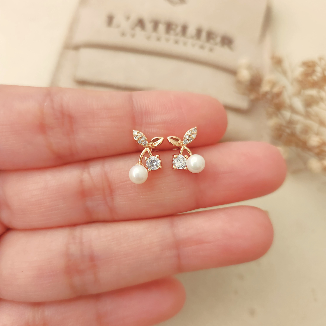 Aretes Cereza Blanca Strass - Colección Acero Imagen principal del producto