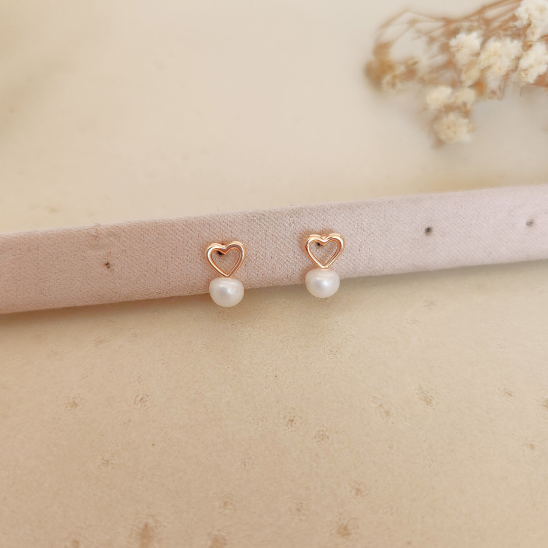 Aretes Corazon Calado Perla - Colección Acero Imagen principal del producto