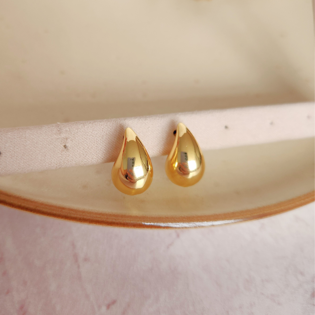 Aretes Gota Mini Dorado - Colección Acero Imagen principal del producto
