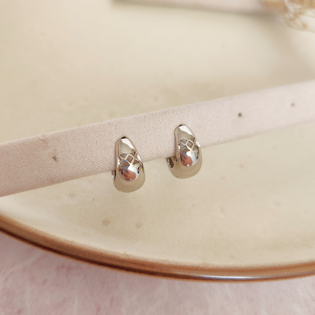 Argollas Mini Triángulos Plateado - Colección Acero
