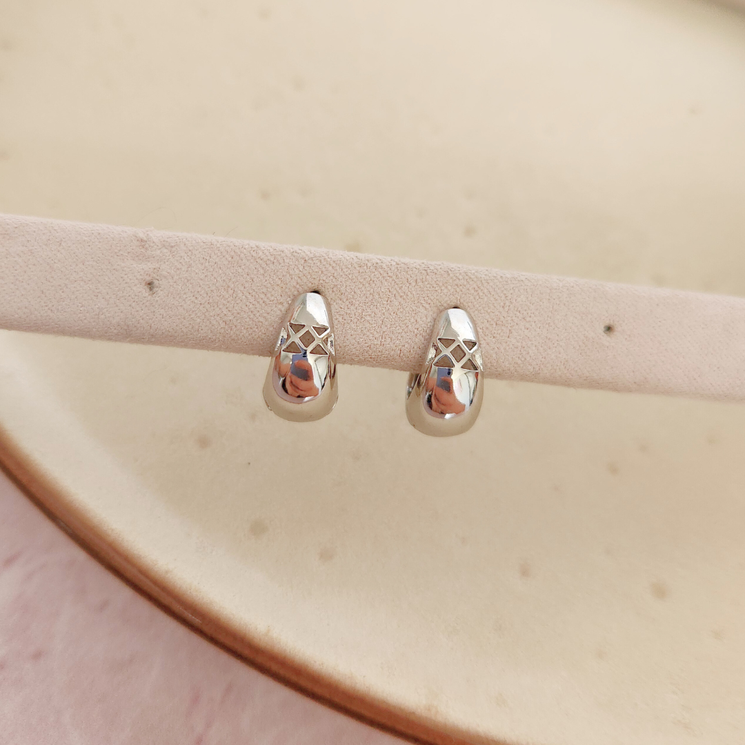 Argollas Mini Triángulos Plateado - Colección Acero