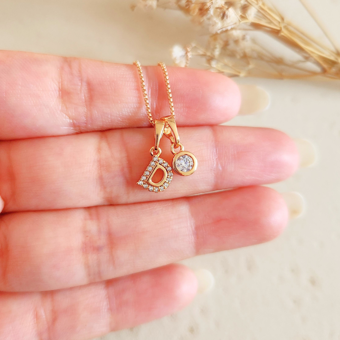 Collar Iniciales Mini Punto de Luz - Colección Acero Imagen secundaria del producto