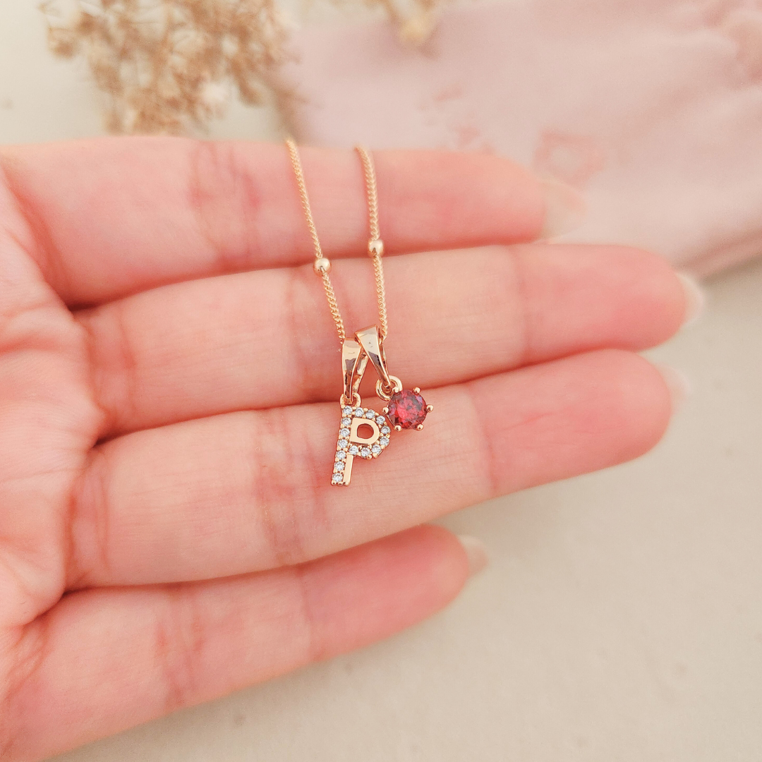 Collar Iniciales Mini Deluxe Punto de Luz Rojo Oscuro - Colección Acero Imagen secundaria del producto