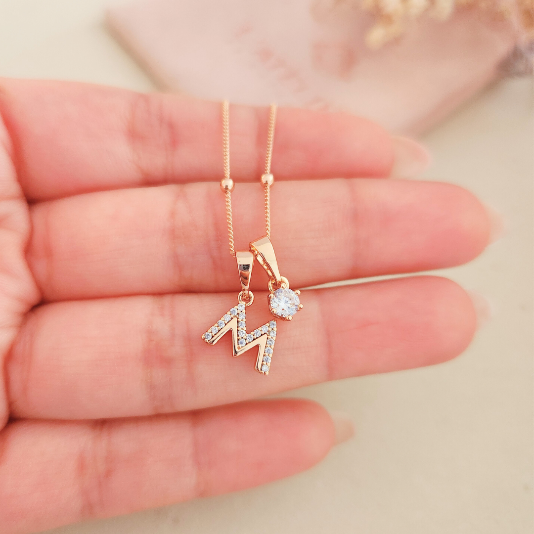 Collar Iniciales Mini Deluxe Punto de Luz Blanco - Colección Acero Imagen secundaria del producto