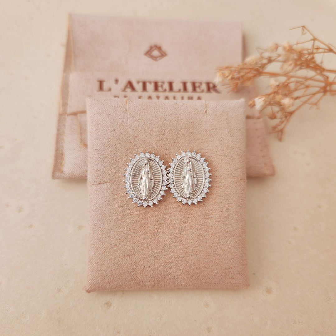 Aretes Virgen de Guadalupe Plateado - Colección Acero Imagen principal del producto