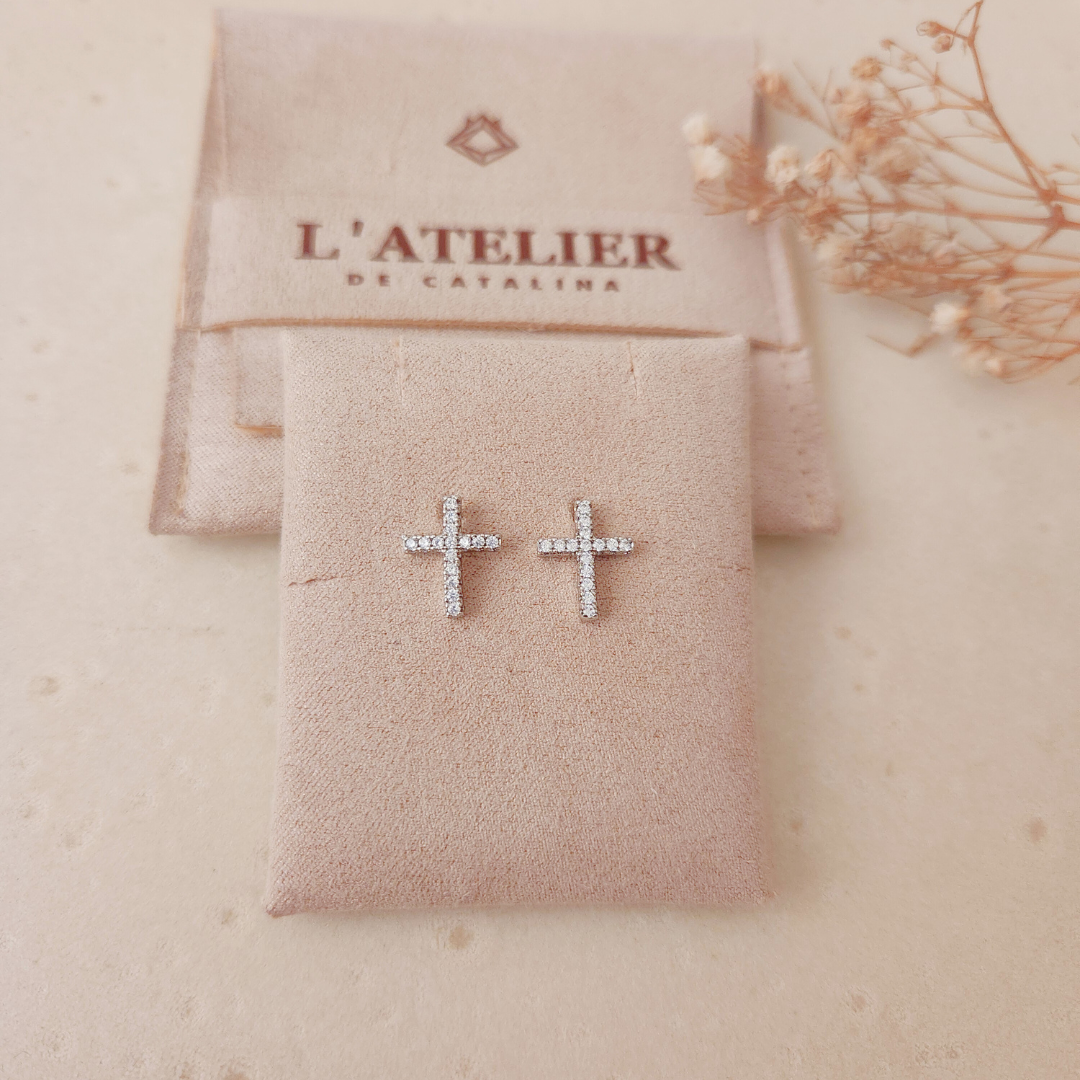 Aretes Cruz Strass Plateado - Colección Acero Imagen principal del producto