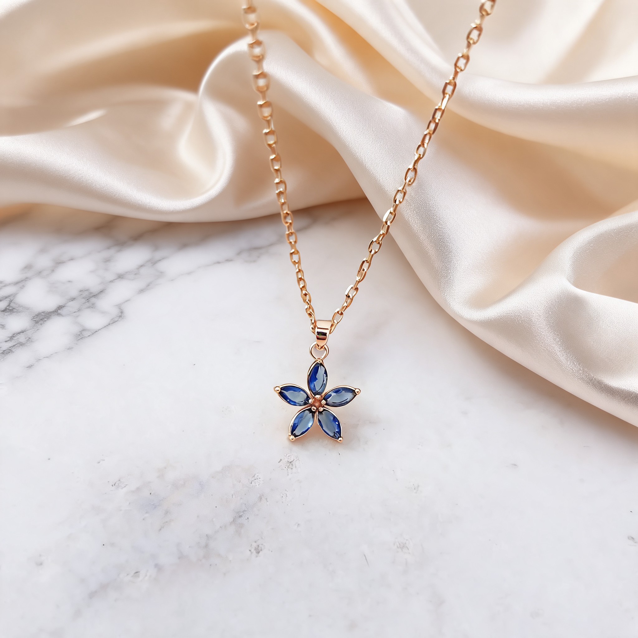 Collar Flor Azul - Colección Acero Imagen principal del producto