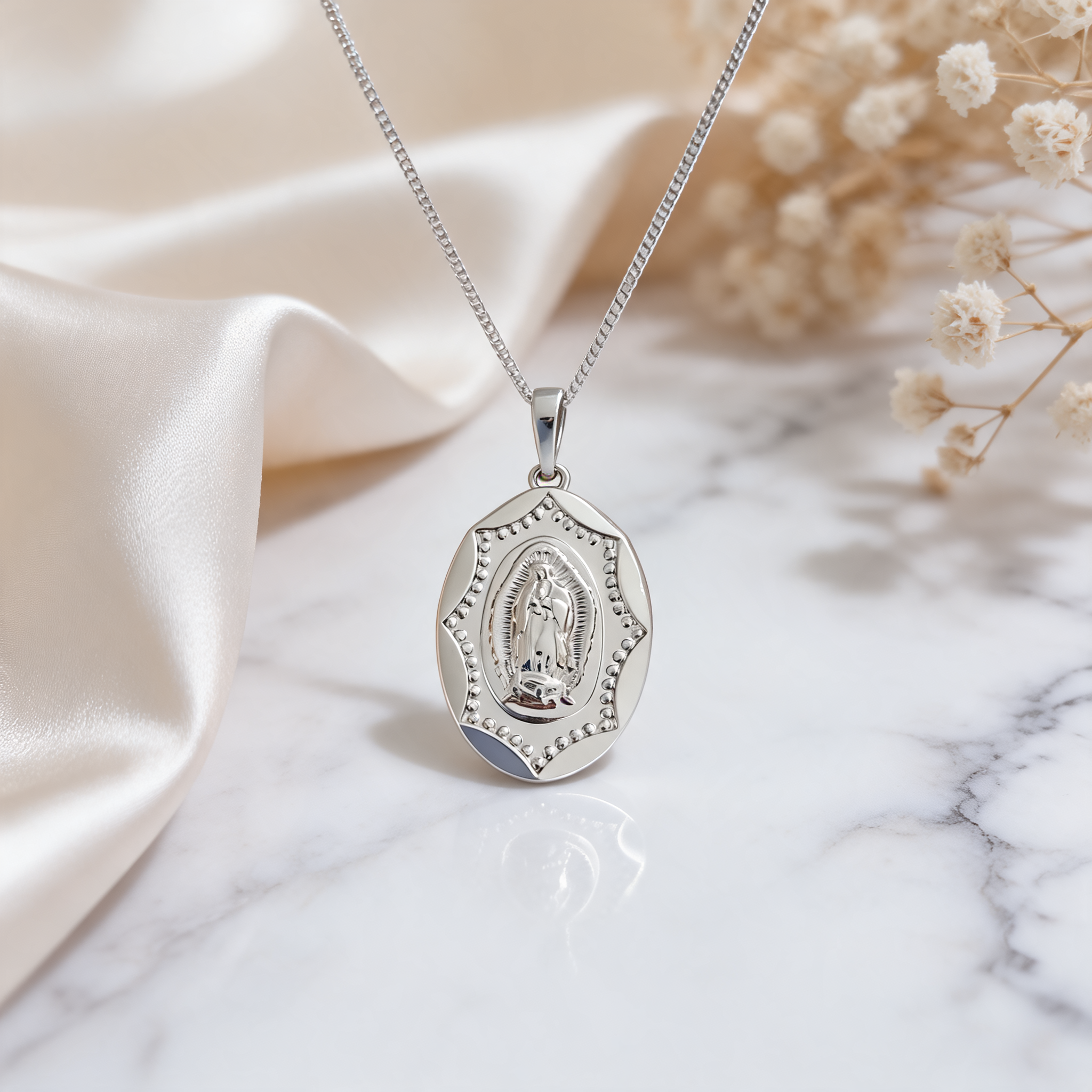 Collar Virgen de Guadalupe Plateado - Colección Acero Imagen principal del producto