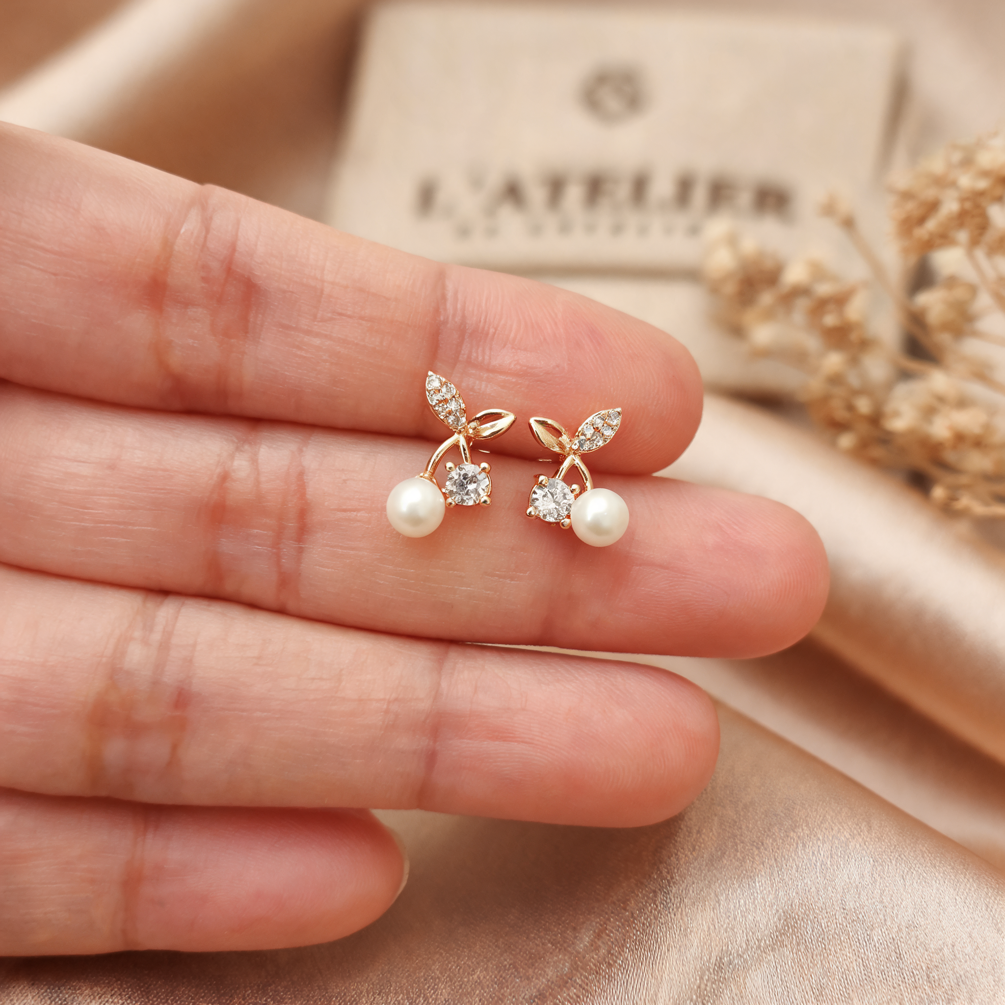 Aretes Cereza Blanca Strass - Colección Acero